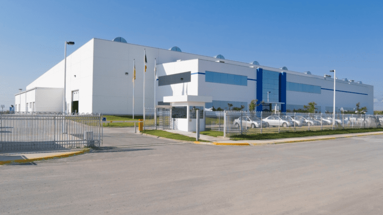 How Intelligent Lighting Solutions Enhance Safety and Productivity in Industrial Settings